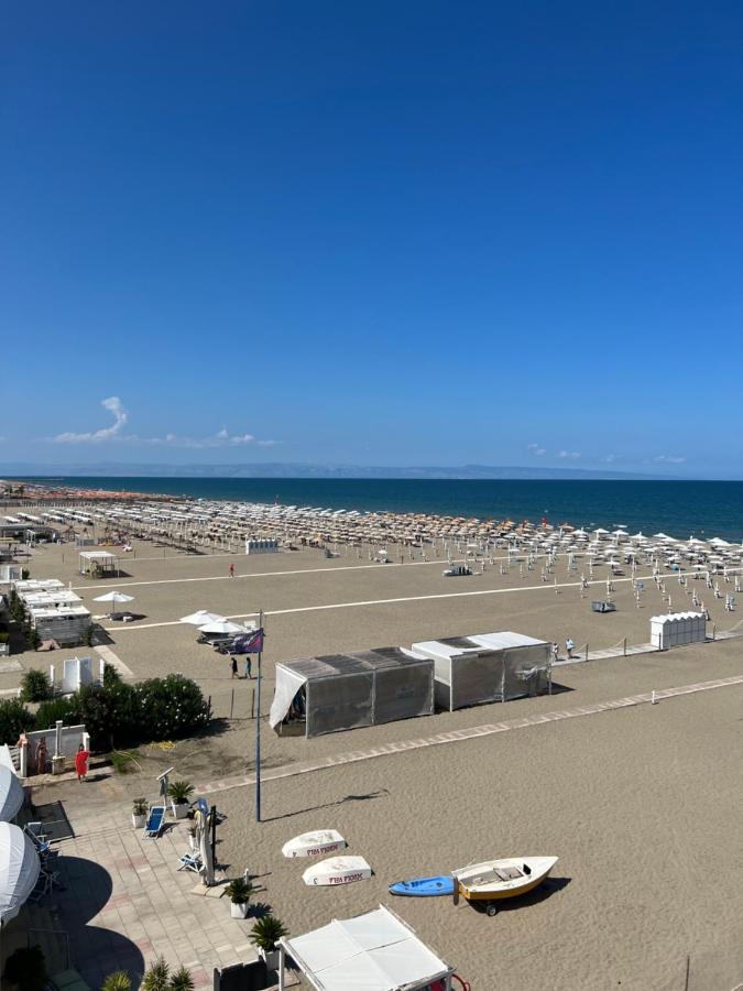 Hotel Al Delfino Blu Margherita Di Savoia Exterior foto